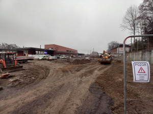 VIDEO: Z městského nádraží v Jihlavě už jezdí cestující. V místě se však dál staví