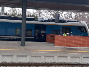 VIDEO: Z městského nádraží v Jihlavě už jezdí cestující. V místě se však dál staví