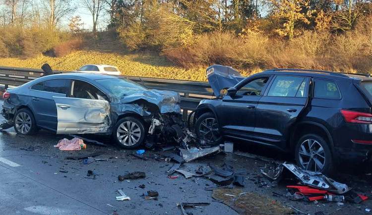 Dálnici ve směru na Brno zastavila hromadná nehoda, kolona měla až dvanáct kilometrů