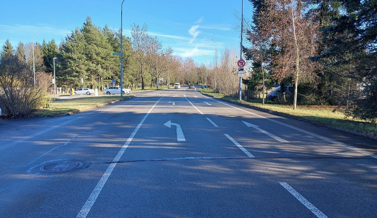 Řidič mercedesu srazil ve Žďáru nad Sázavou cyklistu. Policisté hledají svědky