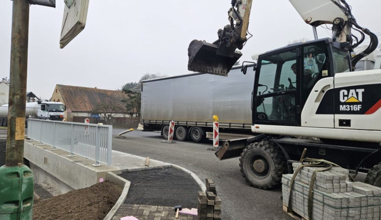 Předčasný vánoční dárek. Po mostě ve Stráži nad Ohří řidiči opět jezdí bez omezení