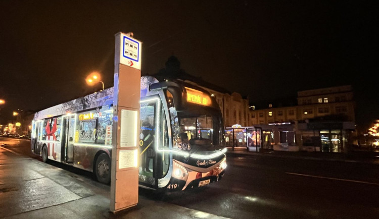 Spoje hradeckého MHD už nebudou na některých zastávkách automaticky stavět