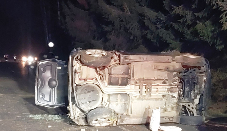 Na Havlíčkobrodsku bourala nepozorná řidička. Se zraněním skončila v nemocnici