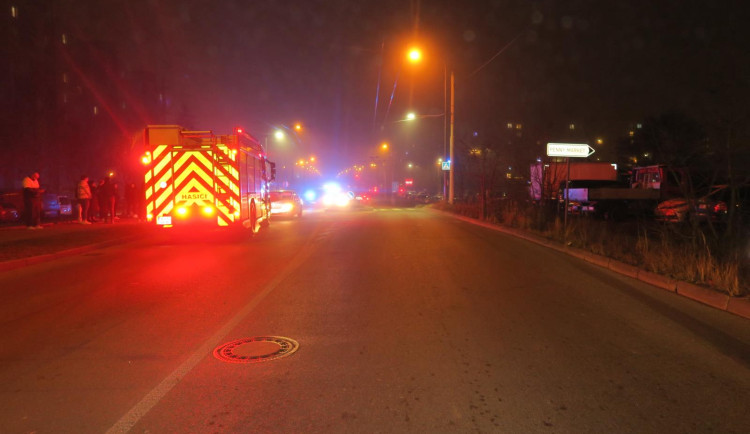 Auto na Máji srazilo starší ženu. V nemocnici zemřela