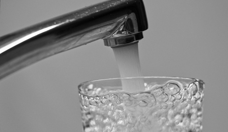 Poloprázdná? Poloplná? Tak i tak poteče ve Dvoře Králové z kohoutků do sklenice dražší voda