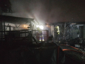 Ve Vladislavi v noci hořela udírna, pergola a střecha rodinného domu. Foto: Se svolením HZS Kraje Vysočina
