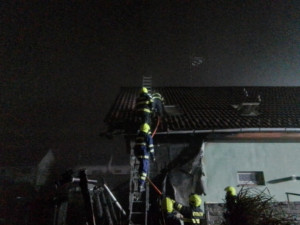 Ve Vladislavi v noci hořela udírna, pergola a střecha rodinného domu. Foto: Se svolením HZS Kraje Vysočina