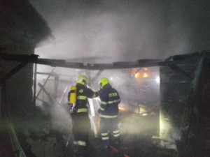 Ve Vladislavi v noci hořela udírna, pergola a střecha rodinného domu. Foto: Se svolením HZS Kraje Vysočina
