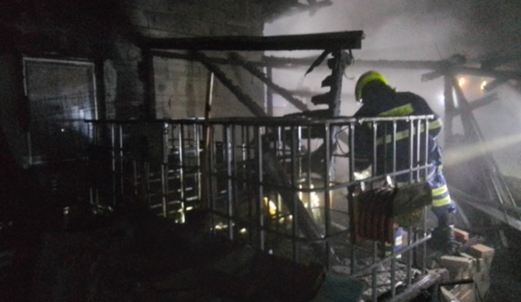 Ve Vladislavi v noci hořela udírna, pergola a střecha rodinného domu. Foto: Se svolením HZS Kraje Vysočina