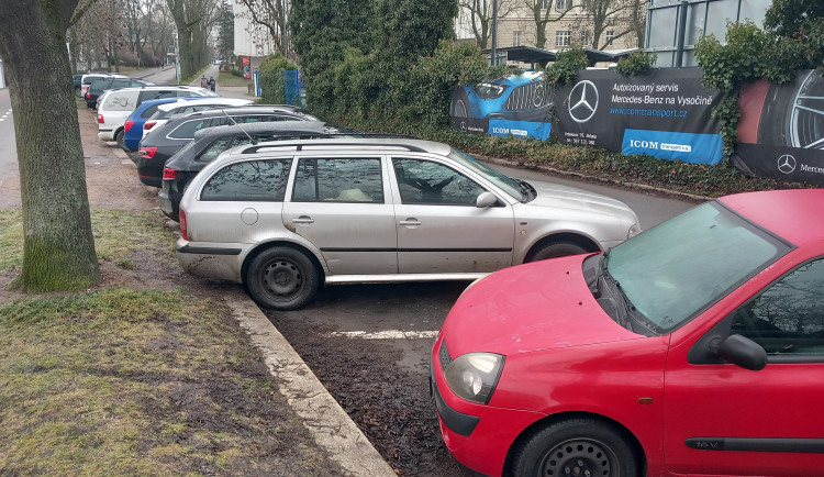 Parkování v Jihlavě XXIV: U autobusového nádraží nejsou parkovací hodiny ani potřeba
