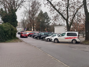 Parkování v Jihlavě XXIV: U autobusového nádraží nejsou parkovací hodiny ani potřeba