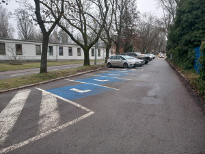 Parkování v Jihlavě XXIV: U autobusového nádraží nejsou parkovací hodiny ani potřeba