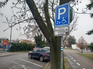 Parkování v Jihlavě XXIV: U autobusového nádraží nejsou parkovací hodiny ani potřeba