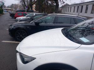 Parkování v Jihlavě XXIV: U autobusového nádraží nejsou parkovací hodiny ani potřeba