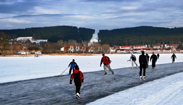 Nedočkaví bruslaři vyrazili na Lipno. Led má přitom jen pár centimetrů