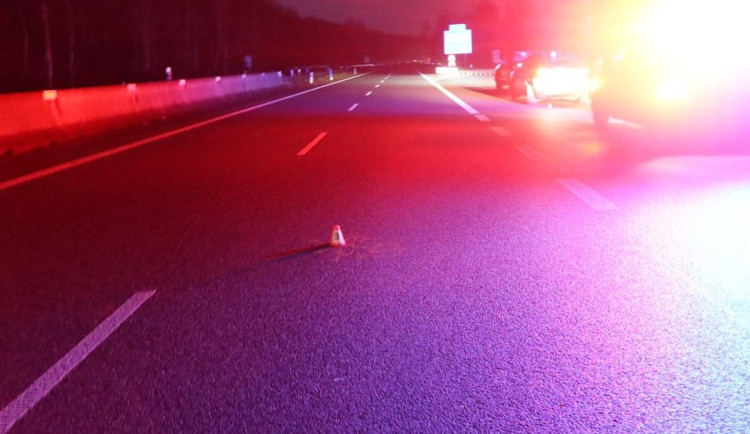 Při předjíždění u Bílého Kostela naboural auto a ujížděl, zastavil jej projíždějící řidič