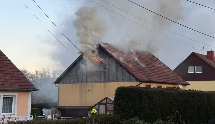 Těsně před Vánoci přišli po požáru o dům, Chrastava na pomoc rodině založila sbírku