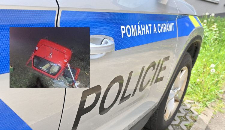 Jednaosmdesátiletý řidič skončil u Telče s autem na střeše, musel do nemocnice. Foto: Marie Buláková, se svolením Policie ČR (koláž)