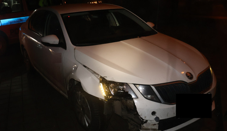 Řidič v Třebíči nezvládl výjezd z kruhového objezdu, měl přes jednu a půl promile. Foto: Se svolením Policie ČR