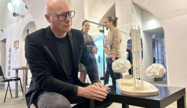 Architekt a radní David Beke s vítězným návrhem rozhledny Honzík.