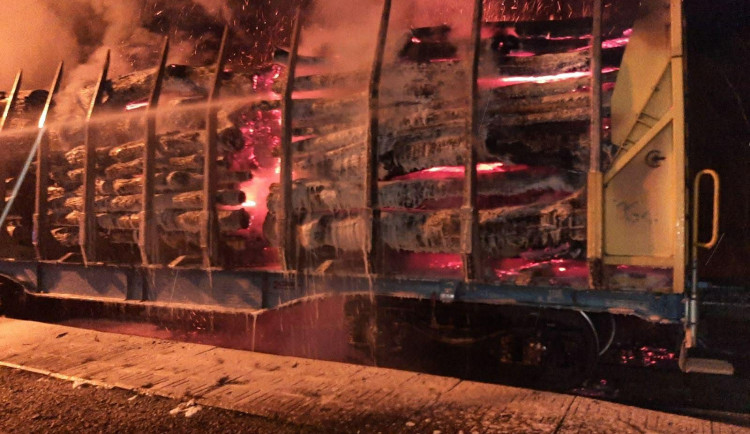 V noci hořelo dřevo na nádraží v Leštině, provoz byl obnoven nad ránem 