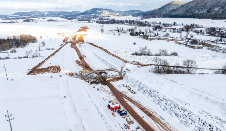 Stavba dálnice D11 směrem k Polsku pokračuje i pod sněhem