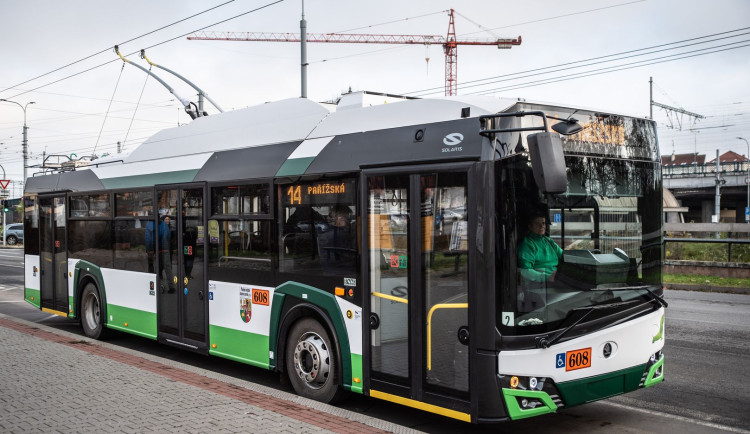 Dopravní podniky zpřísňují pravidla pro konzumaci nápojů a potravin ve vozech MHD