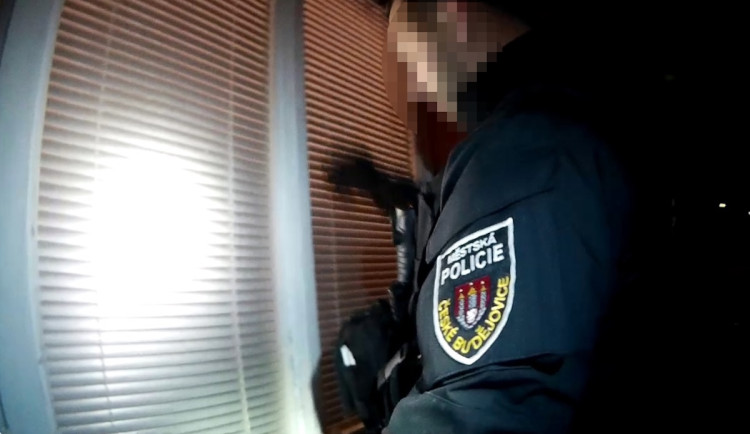 Senior uvězněný v bytě se nemohl hýbat. Strážníci dovnitř vlezli oknem