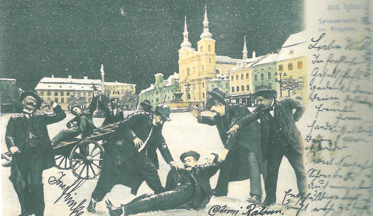 Karikatura silvestrovských oslav na jihlavském rynku kolem roku 1900. Kolorované pohlednice s různými náměty i texty se těšily velkému zájmu Jihlavanů