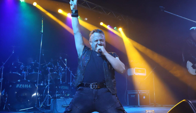 Těžká rána pro rockovou scénu, populární zpěvák náhle zemřel po odehraném koncertu