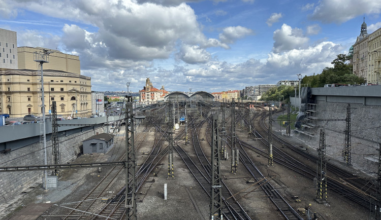 V kolejišti u hlavního nádraží našli mrtvého cizince, provoz vlaků byl omezen