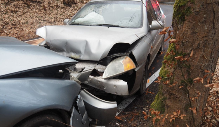 Řidič utekl od nehody, u Štítů se srazil s protijedoucím autem. Hrozí mu pět let