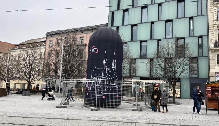 FOTO: V Brně navlékli orloj do ochrany, aby ho nezničily silvestrovské rachejtle