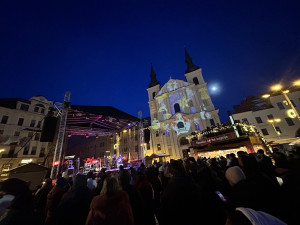VIDEO: Nový rok na náměstí v Jihlavě. Stovky lidí sledovaly tišší ohňostroj