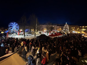 VIDEO: Nový rok na náměstí v Jihlavě. Stovky lidí sledovaly tišší ohňostroj