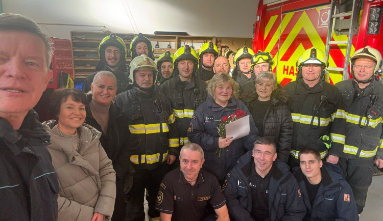 Maruško, děkujeme. Po téměř čtyřiceti letech u hasičů končí oblíbená kolegyně. Foto: Se svolením HZS Kraje Vysočina