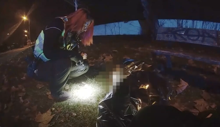 VIDEO: Muž na Štědrý den vypil láhev vodky a usnul venku. Zachránil ho kolemjdoucí