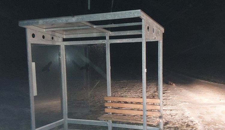 Zastávku v Lukově pravděpodobně poničila pyrotechnika. Policisté případ řeší. Foto: Se svolením Policie ČR