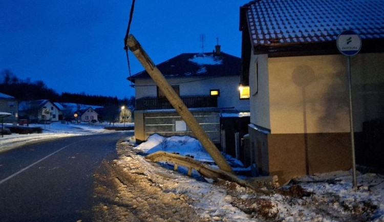 Řidič dostal smyk při předjíždění. S autem pak porazil sloup elektrického vedení. Foto: Se svolením Policie ČR