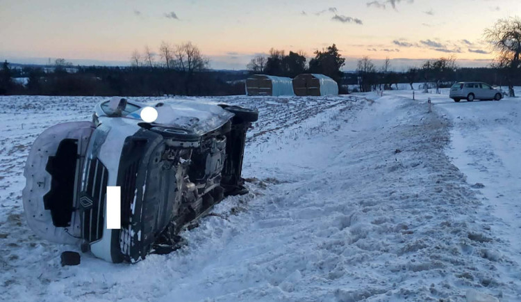 Na Vysočinu přišla zima. Řidičům to na silnicích klouže, počet nehody se zvýšil. Foto: Se svolením Policie ČR
