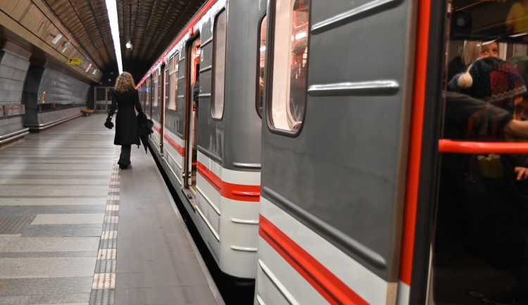 Část linky metra B déle než hodinu stála. Mohl za to výpadek proudu