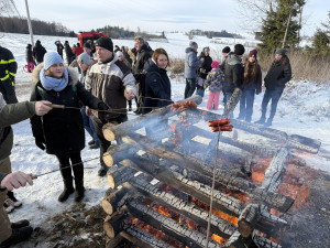 Demolice mostu je nezastavila. Řehořov a Nadějov vyrazily na společný novoroční výšlap. Foto: Jan Rathouský