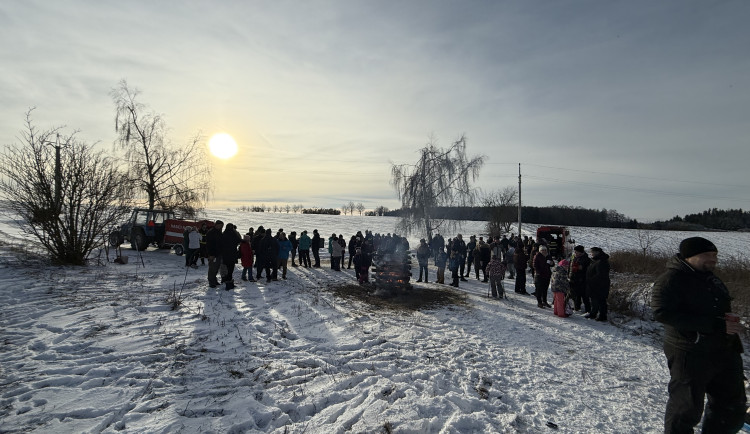 Demolice mostu je nezastavila. Řehořov a Nadějov vyrazily na společný novoroční výšlap