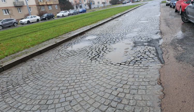 Slovanská alej se dočká potřebné opravy, potrvá šest měsíců a kostky nahradí asfalt