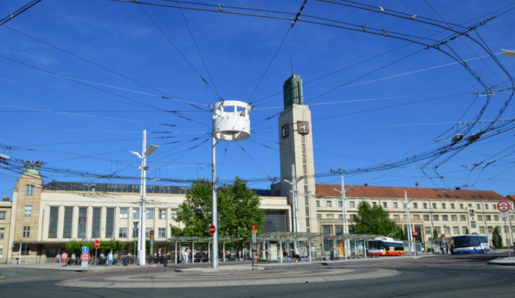 Modernizace hlavního nádraží v Hradci Králové se rozjíždí naplno. Výluky potrvají roky
