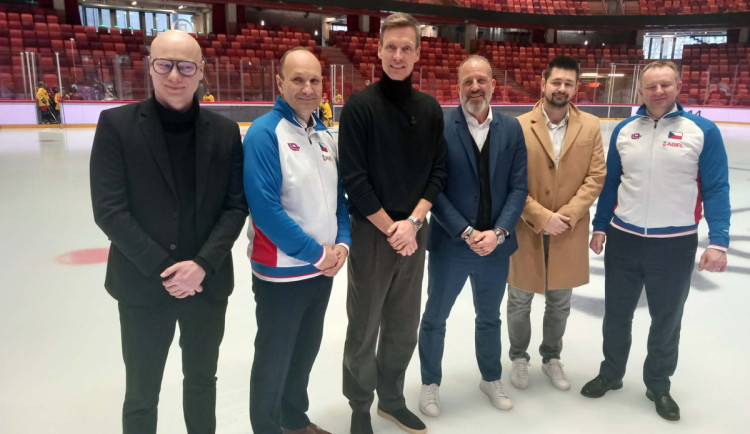 FOTO: Berdych přivezl Davis Cup do Horácké arény v Jihlavě. Tenisový svátek se blíží