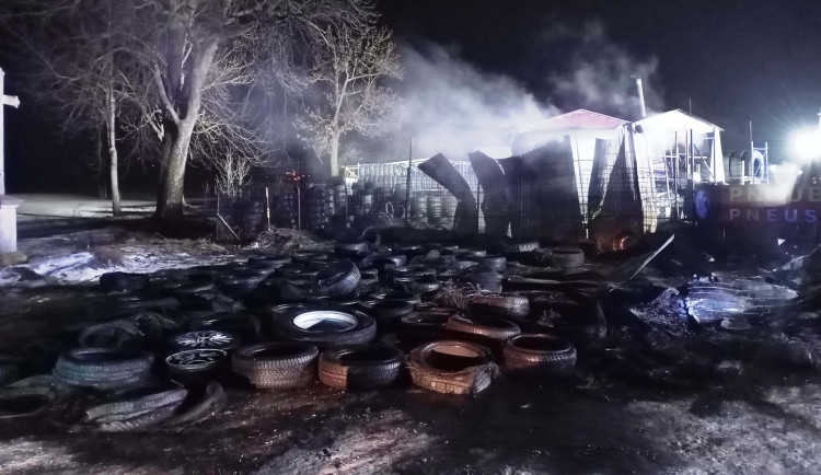 FOTO: Na Jihlavsku hořel pneuservis. Plameny způsobily škodu 1,5 milionu korun