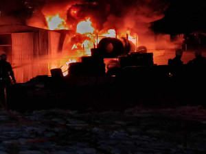 FOTO: Na Jihlavsku hořel pneuservis. Plameny způsobily škodu 1,5 milionu korun