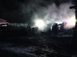 FOTO: Na Jihlavsku hořel pneuservis. Plameny způsobily škodu 1,5 milionu korun