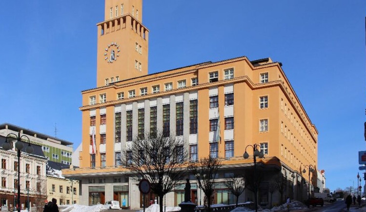 Do jablonecké radnice zatéká, projde opravou klempířských prvků a římsy věže